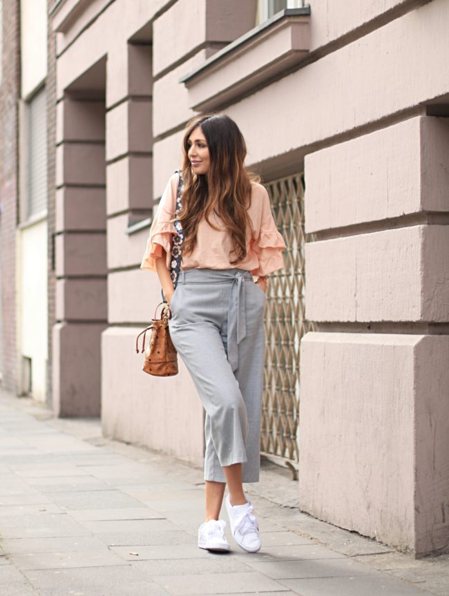 graue Kniebundhose, Ledertasche mit Shoulder Strap, Frühlings-Look