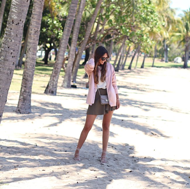 Australien, Strand und Palmen, Sommerlook mit Satin Bomberjacke und Skaterrock