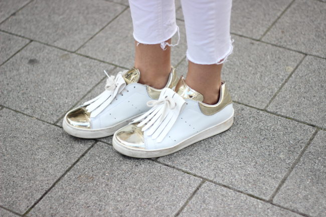 gold an den sneakers