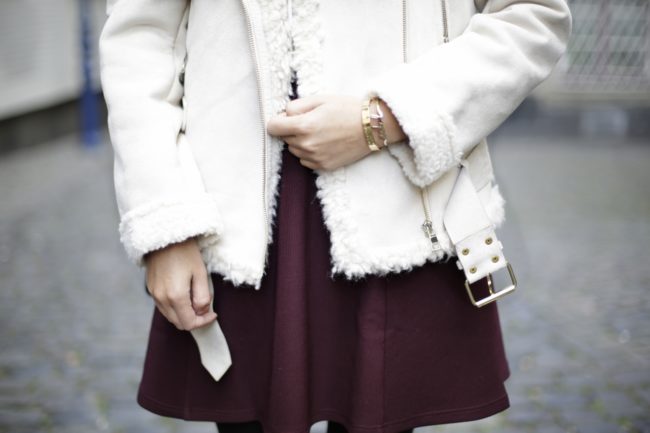 weiße Shearling-Jacke, dunkelroter Rock